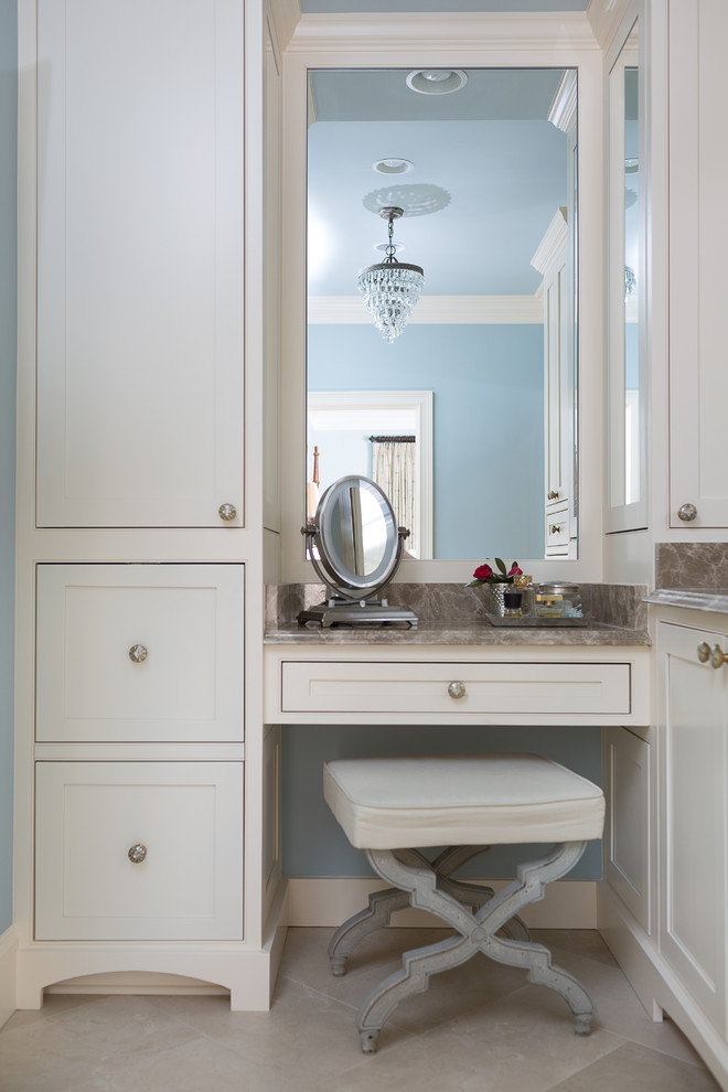 Esempio di una stanza da bagno padronale tradizionale di medie dimensioni con lavabo sottopiano, ante lisce, ante bianche, top in marmo, doccia doppia, WC a due pezzi, piastrelle beige, piastrelle in pietra, pareti blu e pavimento in marmo