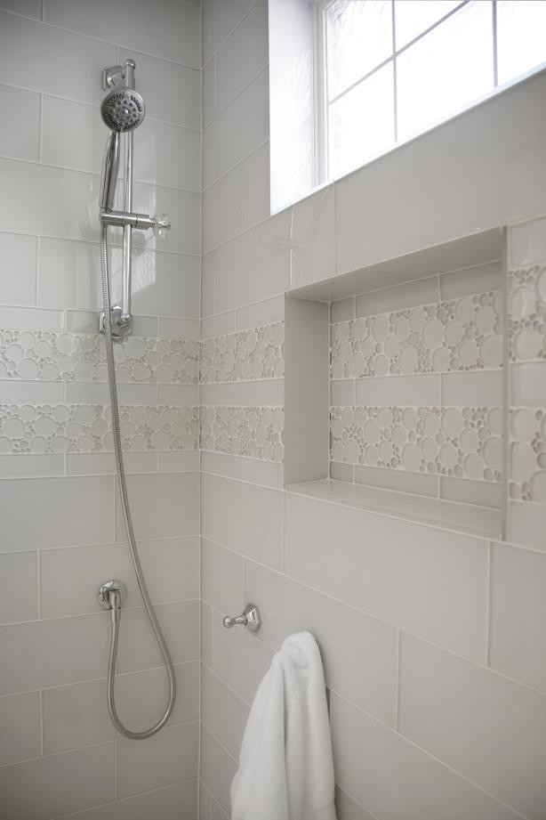 На фото: большая главная ванная комната в стиле неоклассика (современная классика) с фасадами с утопленной филенкой, белыми фасадами, душем в нише, белой плиткой, керамогранитной плиткой, белыми стенами, полом из керамогранита, врезной раковиной, столешницей из искусственного камня, белым полом, душем с распашными дверями и раздельным унитазом
