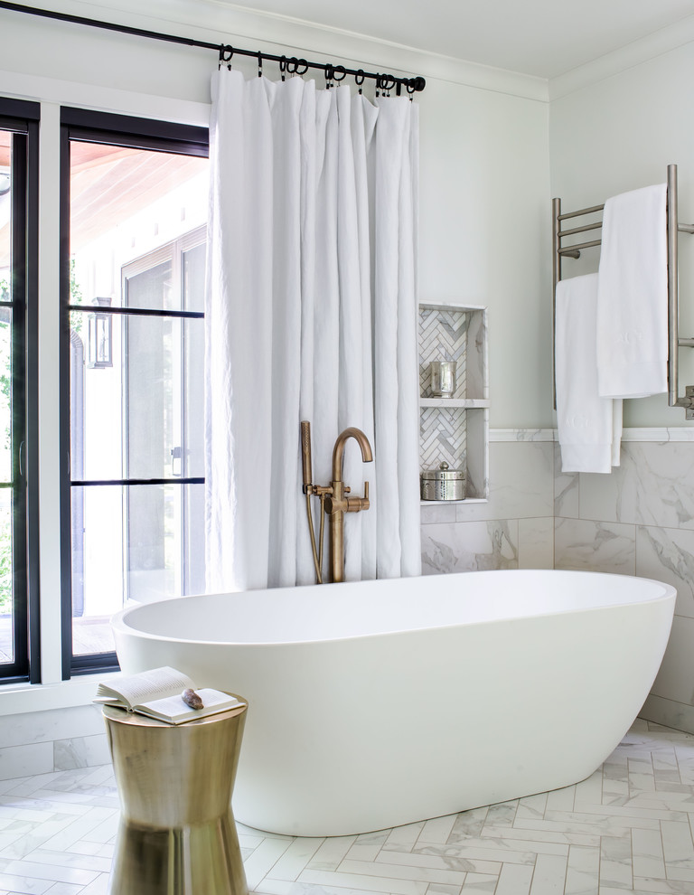 Ejemplo de cuarto de baño de estilo de casa de campo con bañera exenta, baldosas y/o azulejos blancos, paredes blancas y suelo blanco