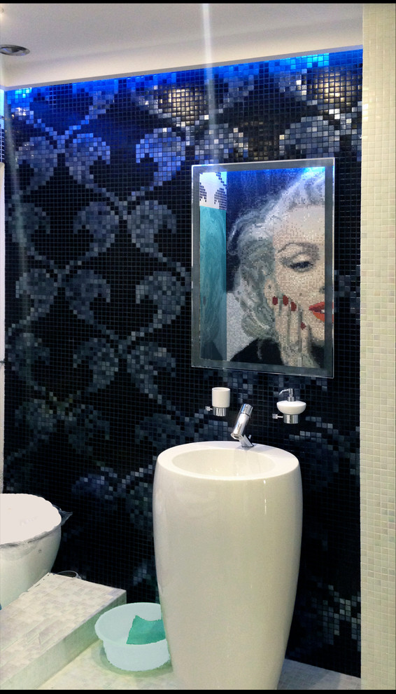 Modernes Badezimmer mit Aufsatzwaschbecken, beigen Schränken, Eckbadewanne, Wandtoilette und beigen Fliesen in Los Angeles