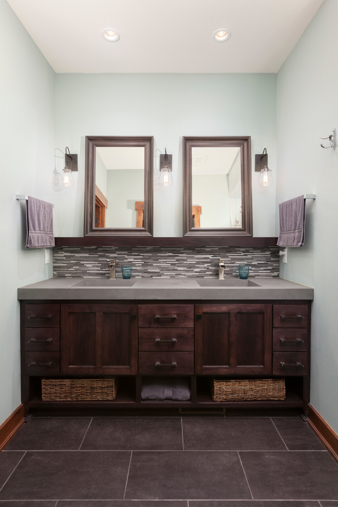 Foto på ett mellanstort amerikanskt en-suite badrum, med skåp i shakerstil, skåp i mörkt trä, grå kakel, keramikplattor, gröna väggar, klinkergolv i keramik, ett integrerad handfat och bänkskiva i betong