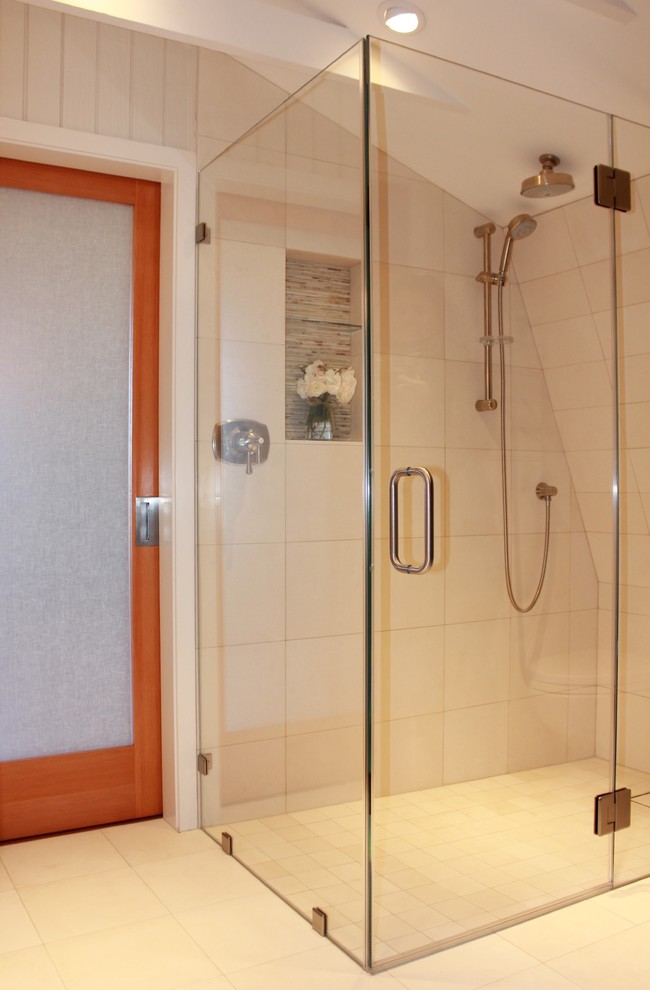 Cette image montre une petite salle de bain principale design en bois brun avec un placard à porte shaker, WC séparés, un carrelage beige, un carrelage de pierre, un mur beige, un sol en calcaire, un lavabo encastré, un plan de toilette en quartz et une douche d'angle.