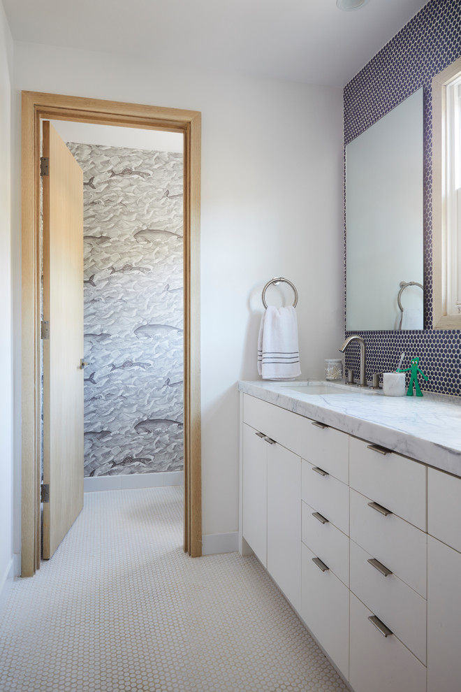 Стильный дизайн: детская ванная комната в современном стиле с плоскими фасадами, белыми фасадами, разноцветными стенами, полом из мозаичной плитки, врезной раковиной и белым полом - последний тренд