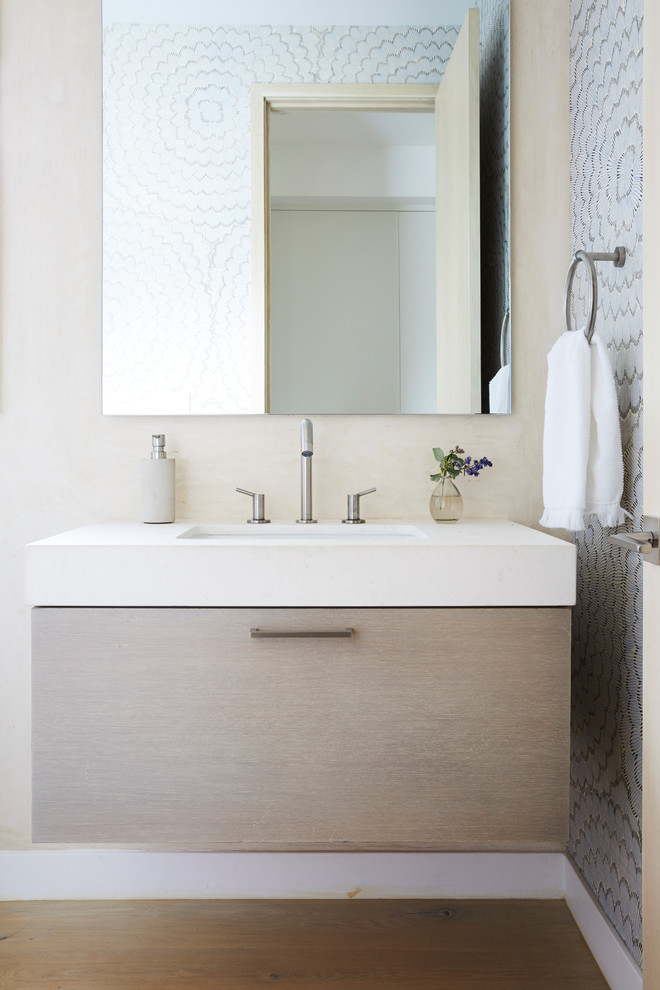 Modernes Badezimmer mit flächenbündigen Schrankfronten, beigen Schränken, beiger Wandfarbe, hellem Holzboden, Unterbauwaschbecken und beigem Boden in San Francisco