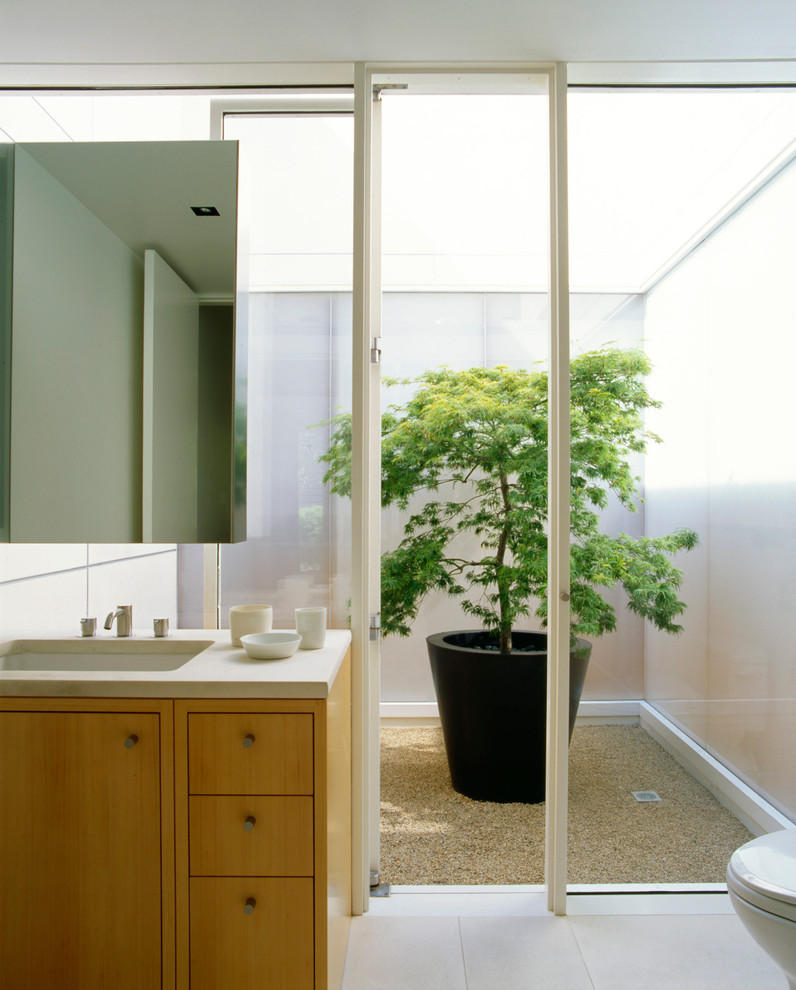 Idéer för ett modernt badrum, med ett undermonterad handfat