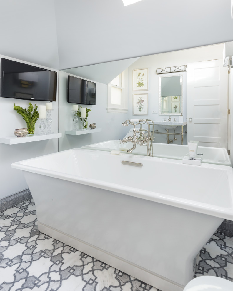 Exempel på ett mellanstort klassiskt badrum, med ett fristående badkar, vit kakel, marmorkakel, vita väggar, mosaikgolv och ett väggmonterat handfat