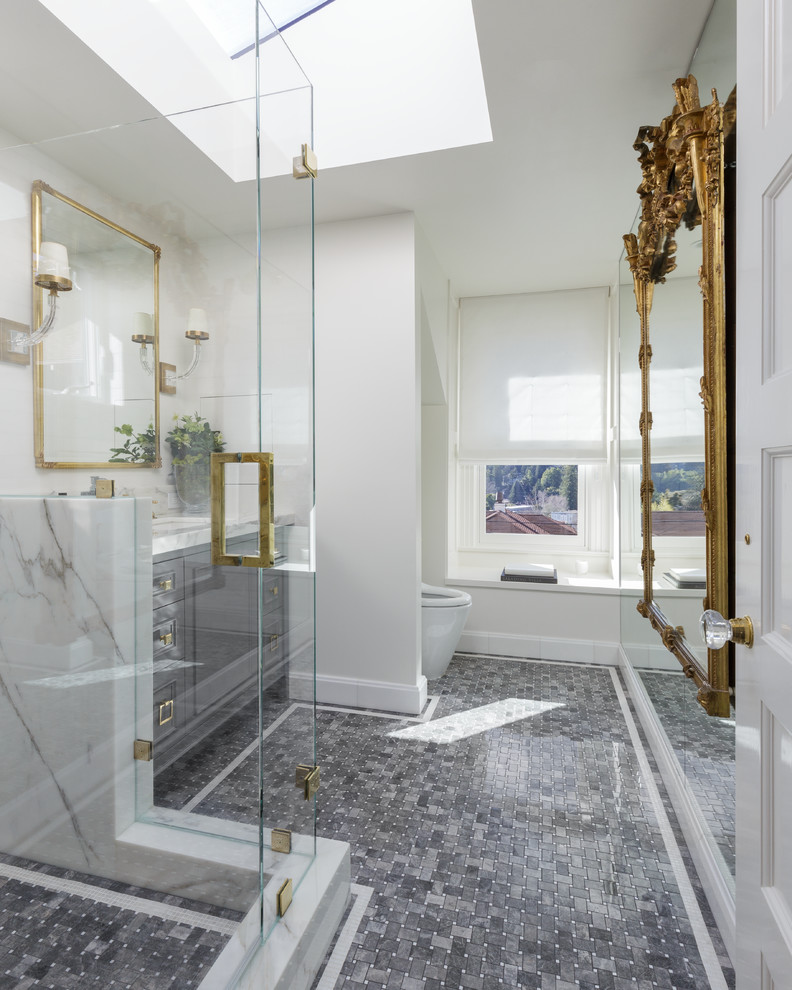 Inspiration för mellanstora klassiska badrum, med grå skåp, en hörndusch, vit kakel, marmorkakel, vita väggar, mosaikgolv, ett undermonterad handfat och luckor med infälld panel