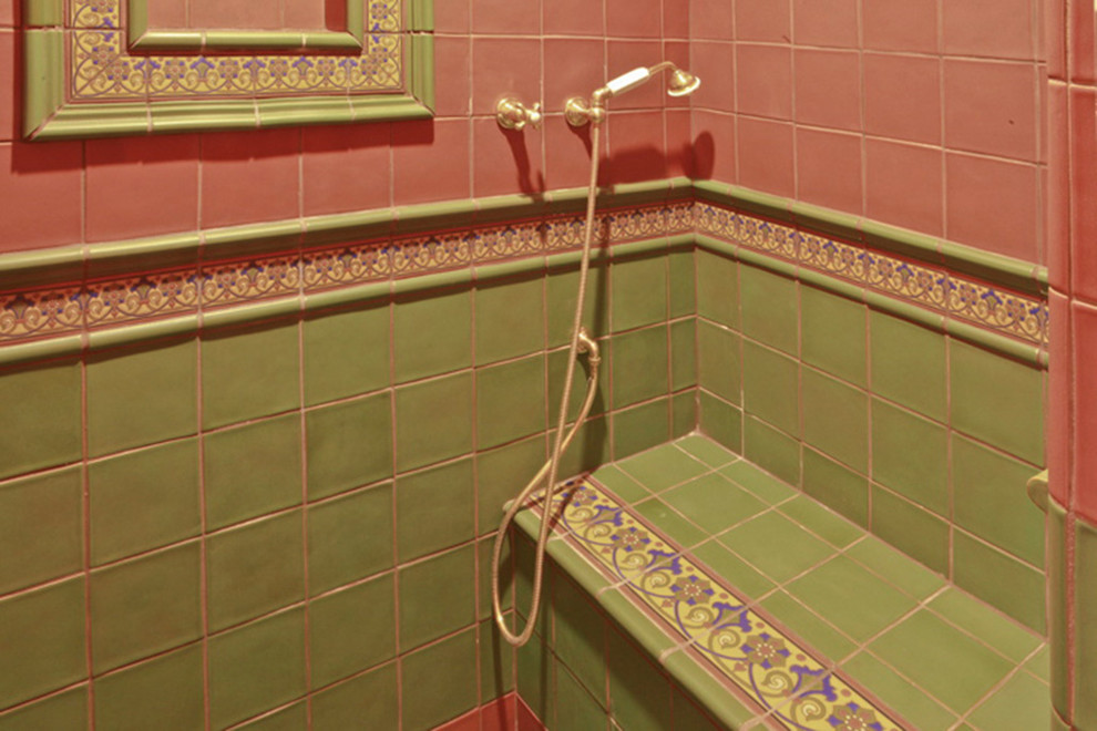 Immagine di una stanza da bagno american style con lavabo sottopiano, consolle stile comò, ante in legno scuro, top in marmo, vasca freestanding, doccia alcova, piastrelle verdi e piastrelle in ceramica