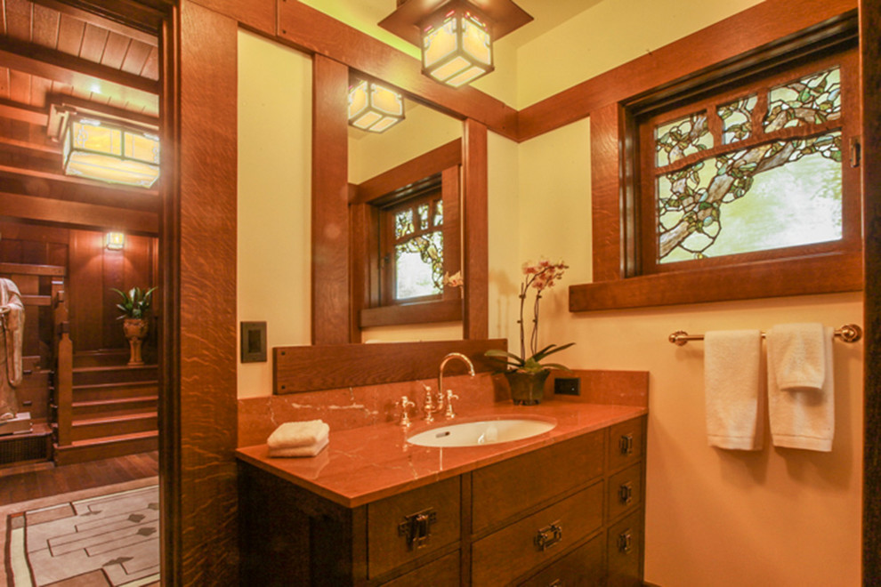 Idéer för att renovera ett amerikanskt badrum, med ett undermonterad handfat, möbel-liknande, skåp i mellenmörkt trä, marmorbänkskiva, ett fristående badkar, en dusch i en alkov, grön kakel och keramikplattor