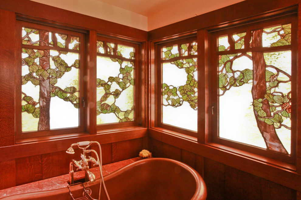 Réalisation d'une douche en alcôve craftsman en bois brun avec un lavabo encastré, un placard en trompe-l'oeil, un plan de toilette en marbre, une baignoire indépendante, un carrelage vert et des carreaux de céramique.