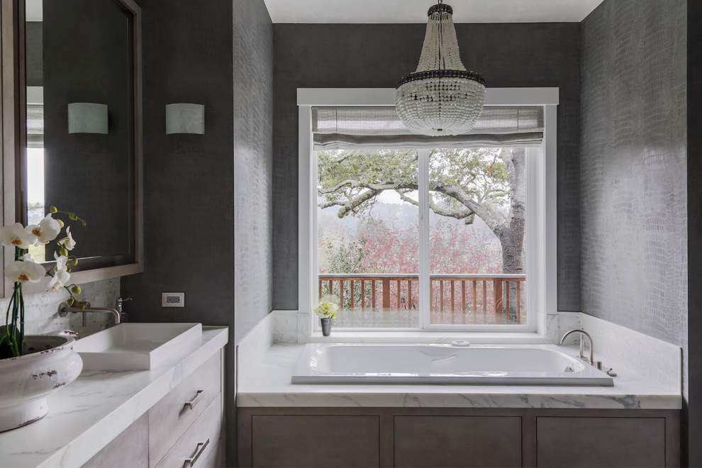 Стильный дизайн: ванная комната в современном стиле с плоскими фасадами, накладной ванной, белой плиткой, каменной плиткой, серыми стенами, мраморным полом и мраморной столешницей - последний тренд