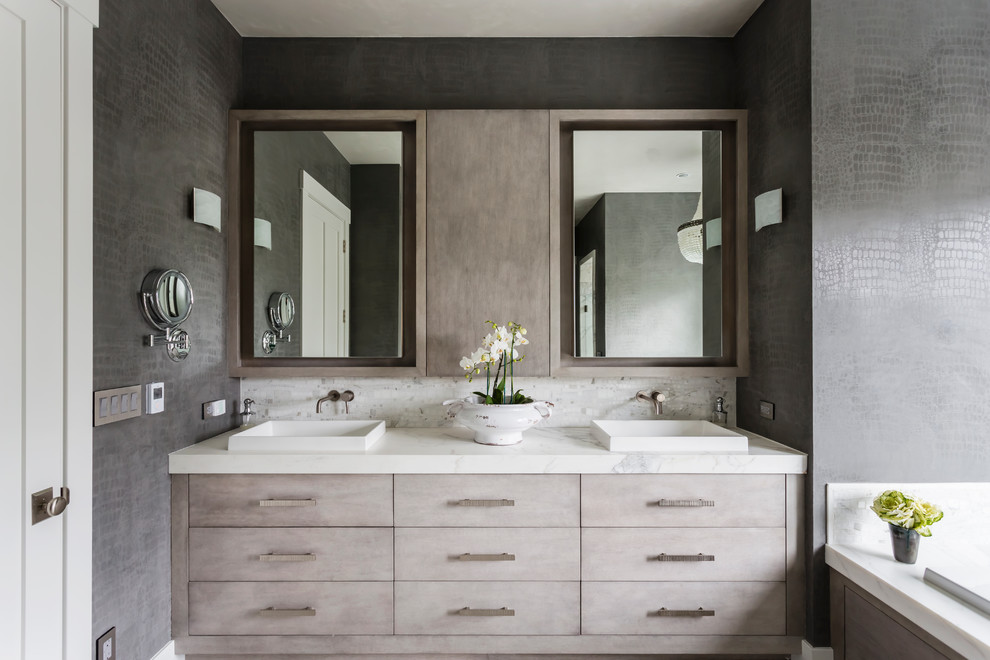 Foto di una stanza da bagno padronale design di medie dimensioni con ante lisce, vasca da incasso, doccia alcova, pareti grigie e lavabo a bacinella