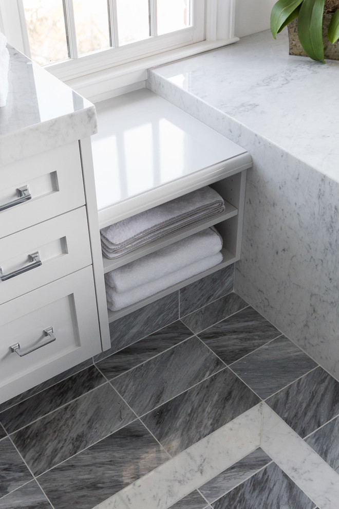 Modern inredning av ett mellanstort en-suite badrum, med skåp i shakerstil, grå skåp, en toalettstol med separat cisternkåpa, grå kakel, vit kakel, stenhäll, vita väggar, klinkergolv i porslin, ett undermonterad handfat och marmorbänkskiva