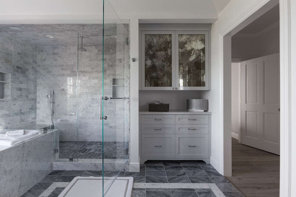 Пример оригинального дизайна: главная ванная комната среднего размера в современном стиле с фасадами в стиле шейкер, серыми фасадами, душем в нише, раздельным унитазом, серой плиткой, белой плиткой, плиткой из листового камня, белыми стенами, полом из керамогранита, врезной раковиной и мраморной столешницей