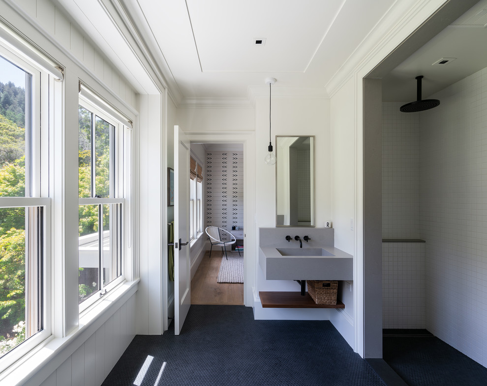 Bild på ett stort funkis grå grått badrum med dusch, med vit kakel, mosaik, vita väggar, mosaikgolv, ett integrerad handfat, svart golv, med dusch som är öppen, öppna hyllor, grå skåp, våtrum och bänkskiva i betong
