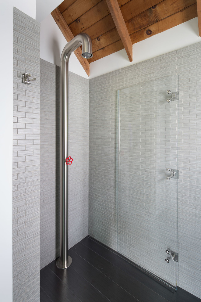 Idee per una stanza da bagno minimal con doccia aperta, piastrelle grigie e doccia aperta