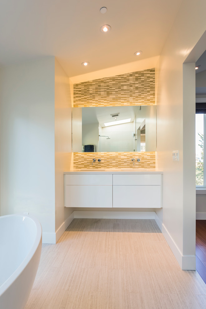 サンフランシスコにあるコンテンポラリースタイルのおしゃれな浴室 (フラットパネル扉のキャビネット、白いキャビネット、置き型浴槽、マルチカラーのタイル、ボーダータイル、白い壁) の写真