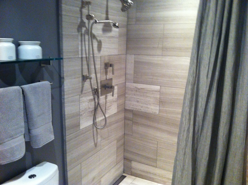 Bild på ett litet funkis badrum med dusch, med ett undermonterad handfat, luckor med infälld panel, grå skåp, marmorbänkskiva, en öppen dusch, en toalettstol med separat cisternkåpa, beige kakel, stenkakel, grå väggar och kalkstensgolv