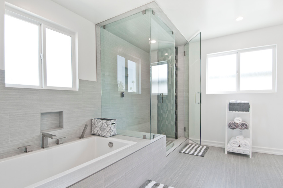 Immagine di una grande stanza da bagno con doccia moderna con doccia ad angolo, pareti grigie, pavimento in vinile, pavimento grigio e porta doccia a battente