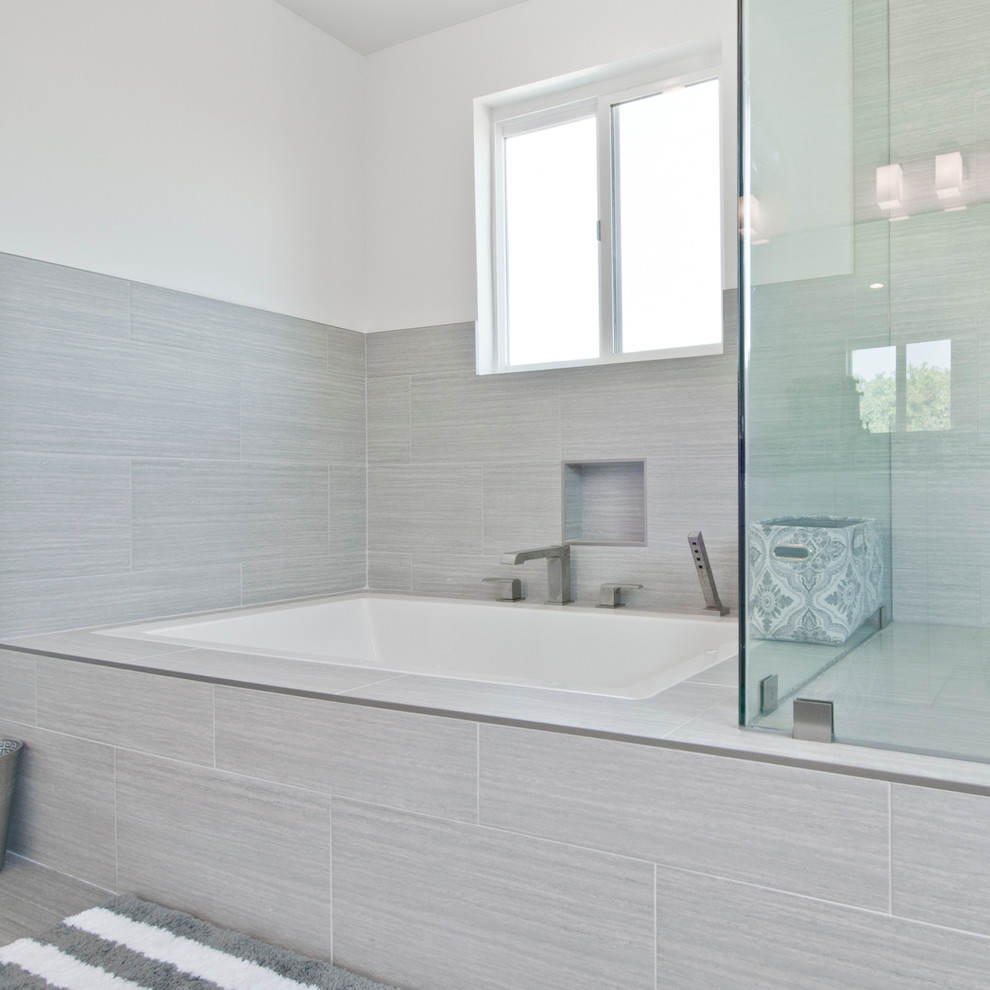 Großes Modernes Duschbad mit Eckdusche, grauer Wandfarbe, Vinylboden, grauem Boden und Falttür-Duschabtrennung in Los Angeles
