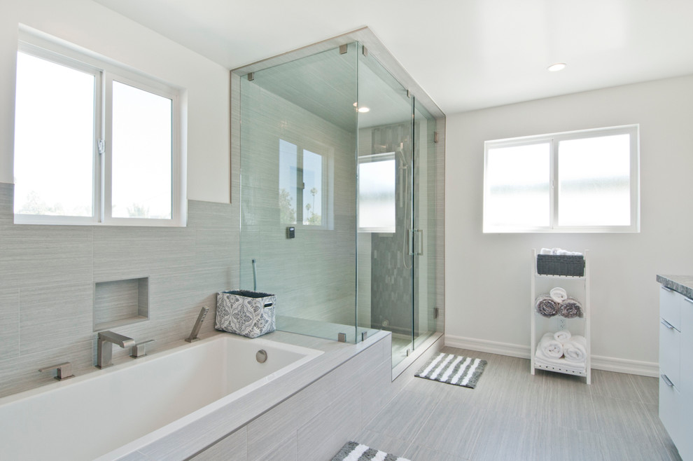 Photo of a large modern ensuite bathroom in Los Angeles.