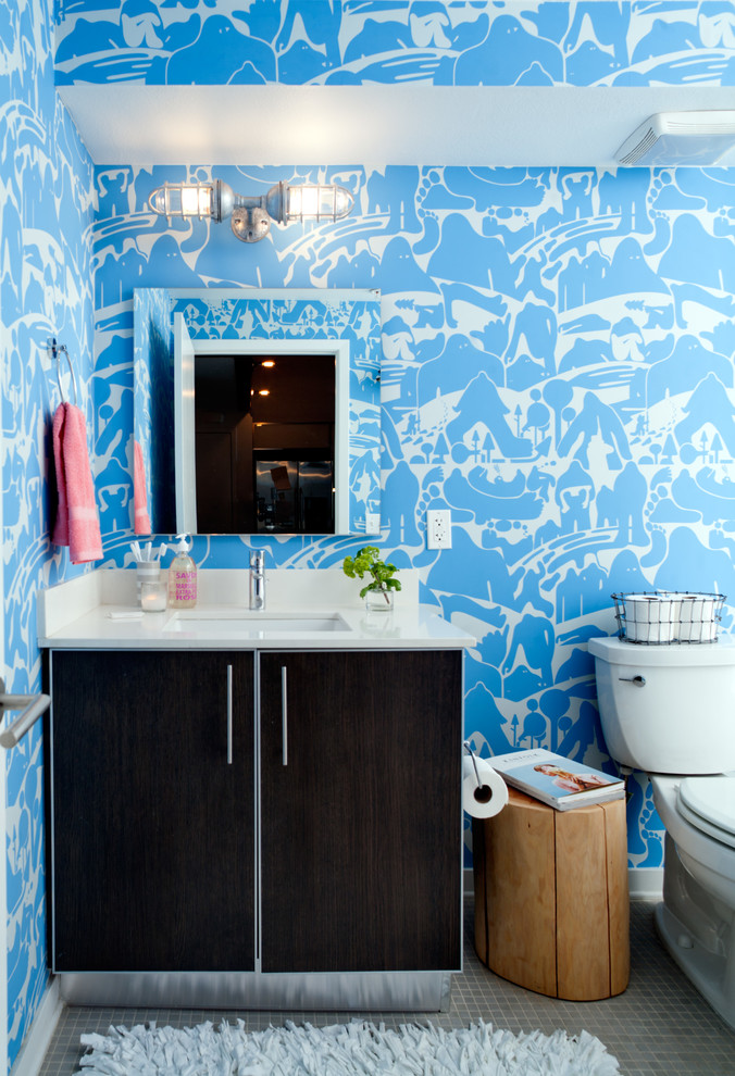 На фото: ванная комната в стиле фьюжн с врезной раковиной, плоскими фасадами и темными деревянными фасадами с
