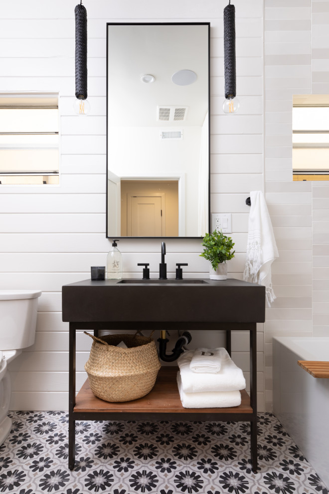 Inspiration for a small contemporary bathroom in Los Angeles.