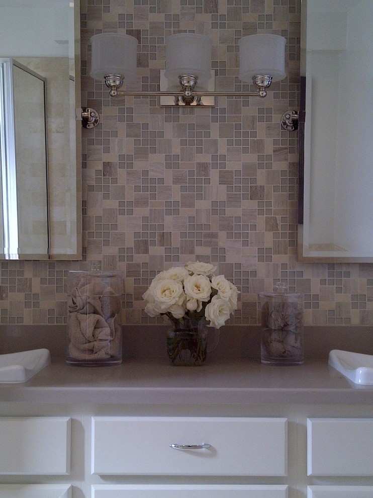 Inredning av ett modernt en-suite badrum, med släta luckor, beige skåp, bänkskiva i akrylsten, beige kakel, vita väggar och klinkergolv i porslin