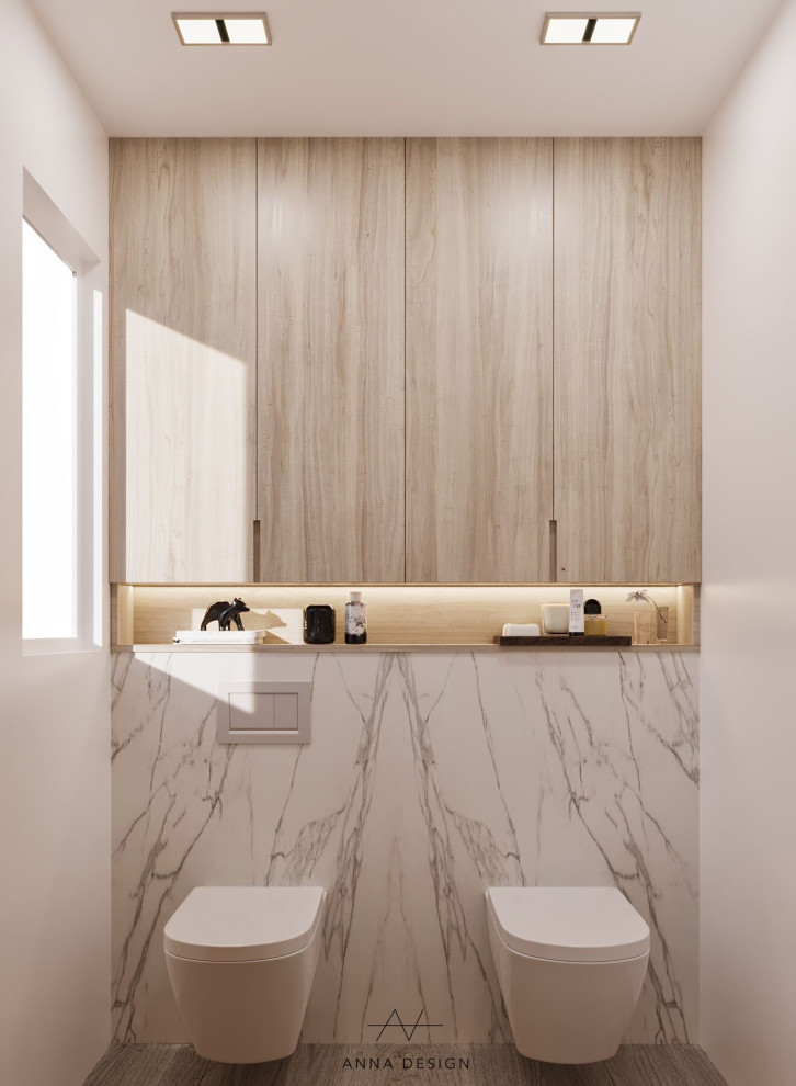 Стильный дизайн: главная ванная комната среднего размера в стиле модернизм с плоскими фасадами, серыми фасадами, накладной ванной, двойным душем, инсталляцией, белой плиткой, плиткой из листового камня, белыми стенами, светлым паркетным полом, монолитной раковиной, столешницей из искусственного кварца, серым полом, душем с распашными дверями, серой столешницей, сиденьем для душа, тумбой под две раковины, подвесной тумбой и панелями на части стены - последний тренд
