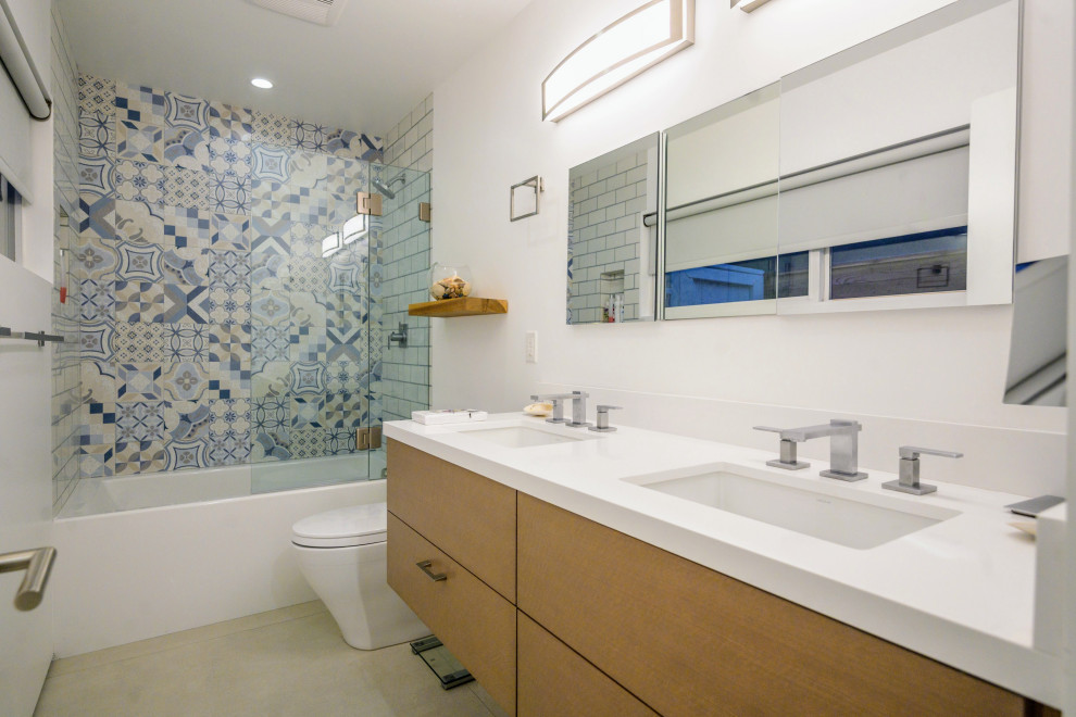 Exempel på ett mellanstort modernt vit vitt badrum med dusch, med släta luckor, skåp i mellenmörkt trä, ett badkar i en alkov, en dusch/badkar-kombination, beige kakel, blå kakel, vit kakel, mosaik, vita väggar, klinkergolv i porslin, ett undermonterad handfat och beiget golv