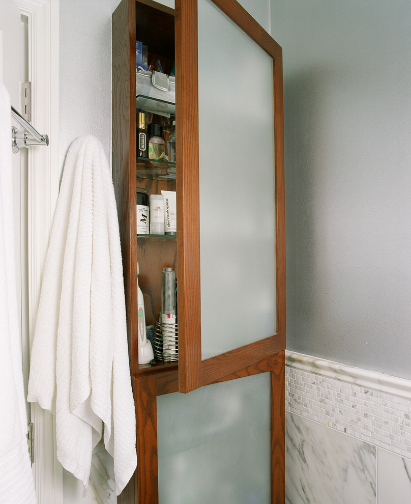 Modelo de cuarto de baño principal actual pequeño con armarios tipo vitrina, puertas de armario de madera oscura, encimera de mármol, baldosas y/o azulejos blancos, baldosas y/o azulejos en mosaico, paredes grises y suelo de mármol