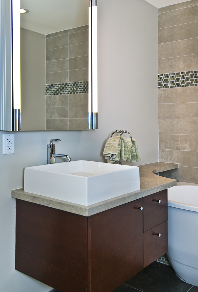 Стильный дизайн: ванная комната в стиле неоклассика (современная классика) с настольной раковиной - последний тренд
