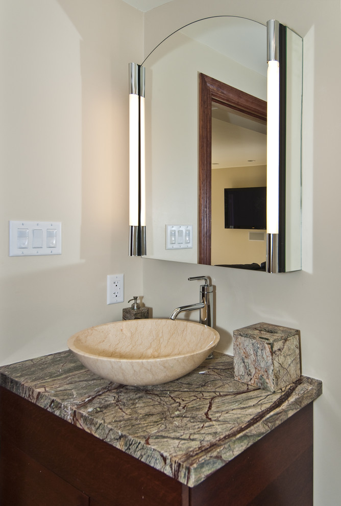 Пример оригинального дизайна: ванная комната в стиле неоклассика (современная классика) с настольной раковиной