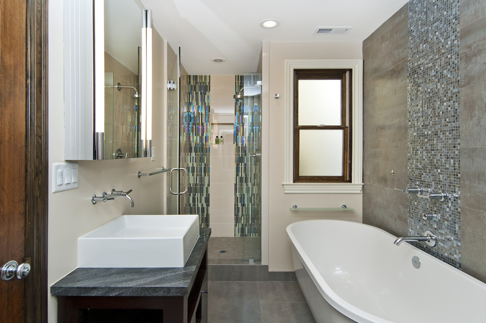 Modelo de cuarto de baño clásico renovado con bañera exenta, baldosas y/o azulejos en mosaico y lavabo sobreencimera