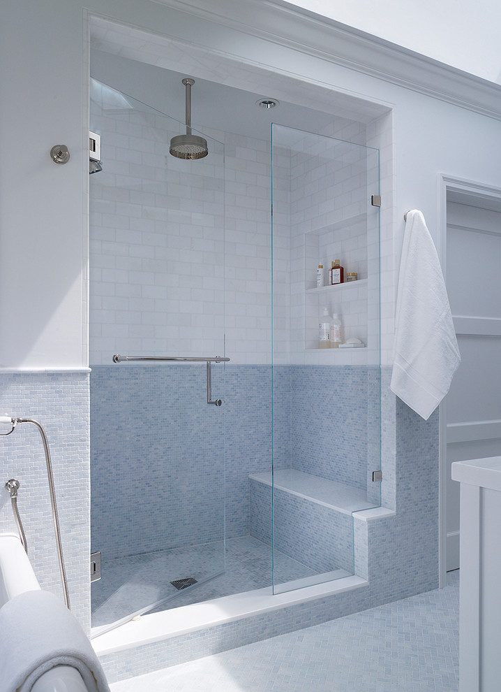 Стильный дизайн: ванная комната в стиле неоклассика (современная классика) с душем в нише, синей плиткой, плиткой мозаикой и сиденьем для душа - последний тренд