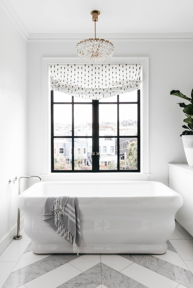 サンフランシスコにあるトランジショナルスタイルのおしゃれな浴室 (置き型浴槽、白い壁、白い床) の写真