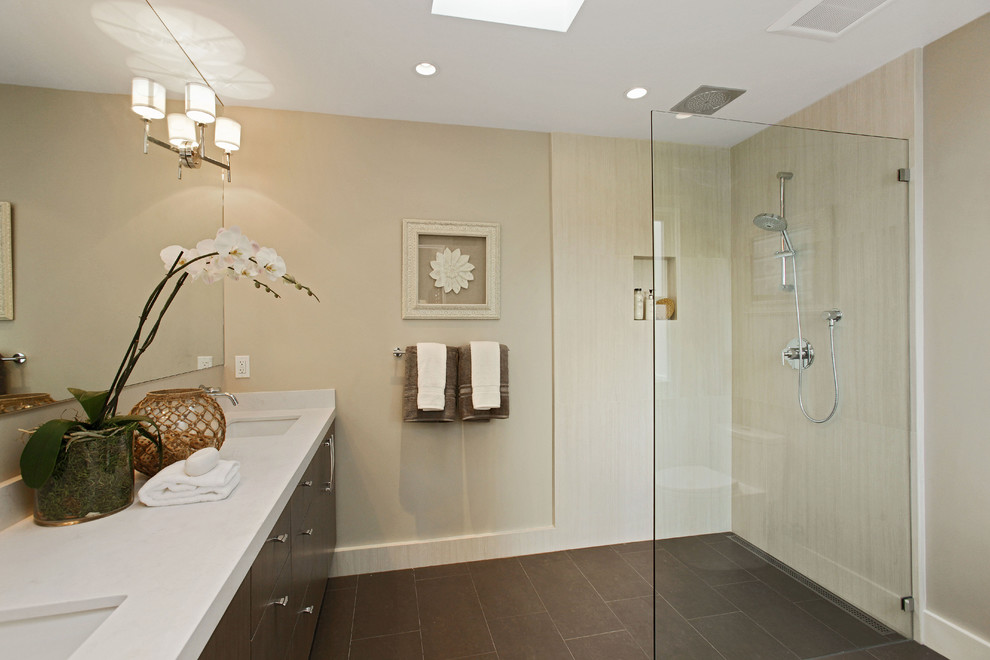 Inspiration för klassiska badrum med dusch, med släta luckor, skåp i mörkt trä, en kantlös dusch, grå kakel, beige väggar, ett undermonterad handfat, bänkskiva i kvartsit och stenkakel