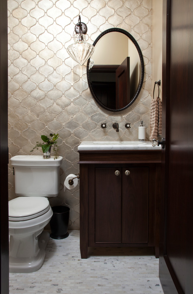 Bild på ett litet medelhavsstil badrum med dusch, med keramikplattor, grå kakel, ett undermonterad handfat, skåp i shakerstil, skåp i mörkt trä, marmorbänkskiva, beige väggar, marmorgolv och en toalettstol med separat cisternkåpa