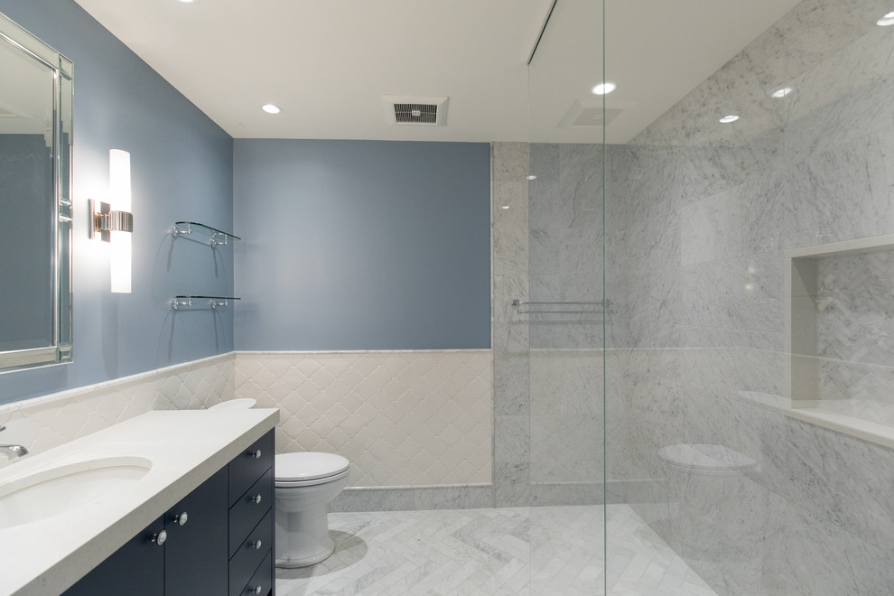 На фото: большая главная ванная комната в стиле неоклассика (современная классика) с плоскими фасадами, синими фасадами, ванной в нише, открытым душем, серой плиткой, серыми стенами, полом из керамической плитки, врезной раковиной, серым полом, открытым душем, унитазом-моноблоком, керамической плиткой и столешницей из искусственного кварца