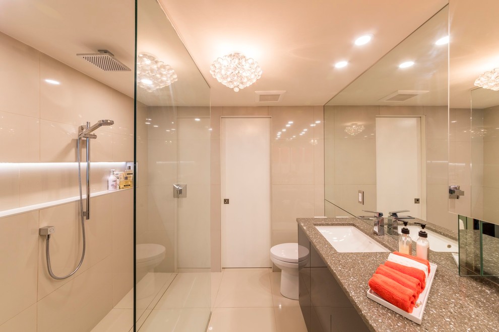 Свежая идея для дизайна: большая главная ванная комната в современном стиле с плоскими фасадами, черными фасадами, душем без бортиков, плиткой из листового стекла, бежевыми стенами, врезной раковиной и столешницей из гранита - отличное фото интерьера