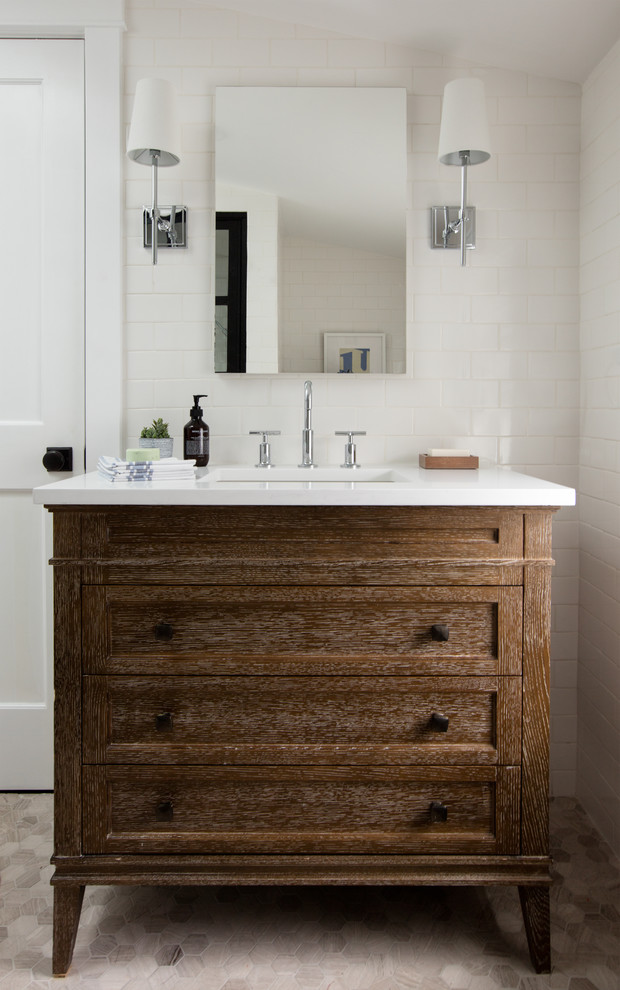 Idéer för ett mellanstort modernt vit badrum med dusch, med möbel-liknande, skåp i mörkt trä, en toalettstol med separat cisternkåpa, vita väggar, klinkergolv i keramik, bänkskiva i kvarts och beiget golv