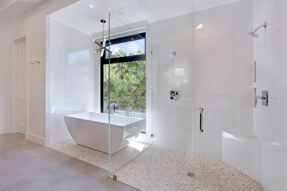 Inredning av ett modernt stort en-suite badrum, med ett fristående badkar, en hörndusch, porslinskakel, vita väggar, klinkergolv i keramik, släta luckor, svarta skåp, vit kakel, ett undermonterad handfat och bänkskiva i kvarts