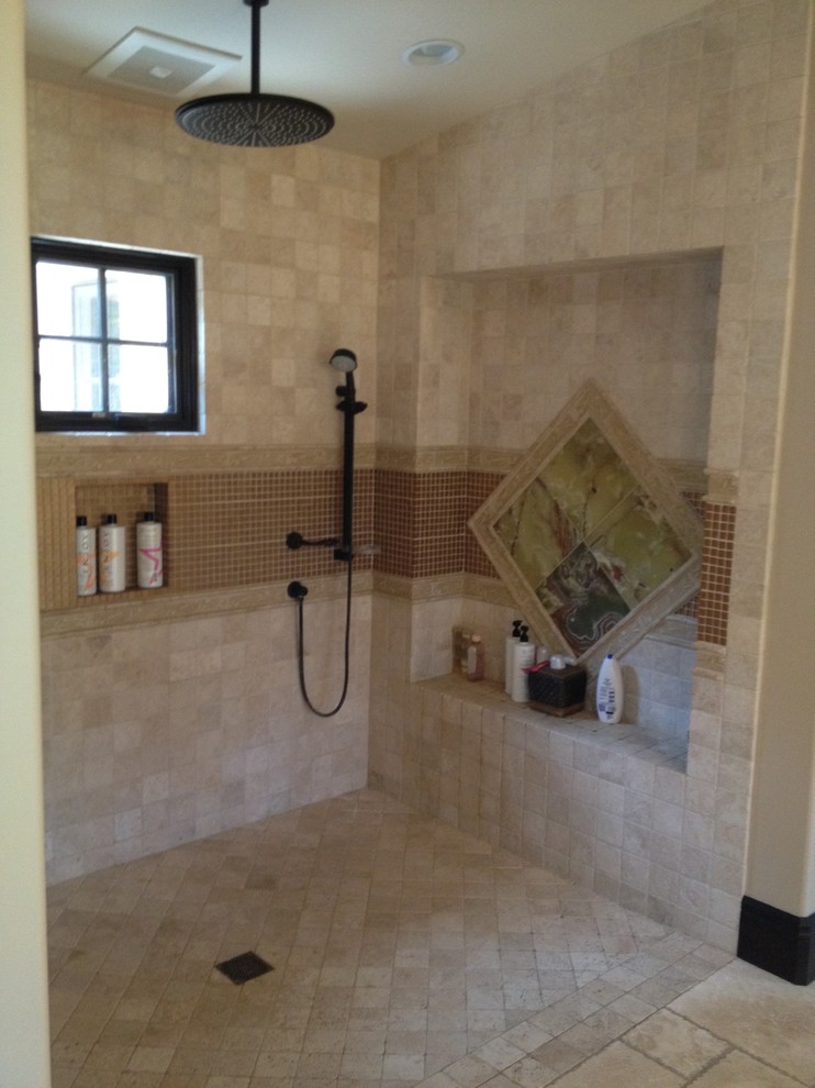 Foto på ett stort medelhavsstil en-suite badrum, med våtrum, med dusch som är öppen, öppna hyllor, beige kakel och kakelplattor