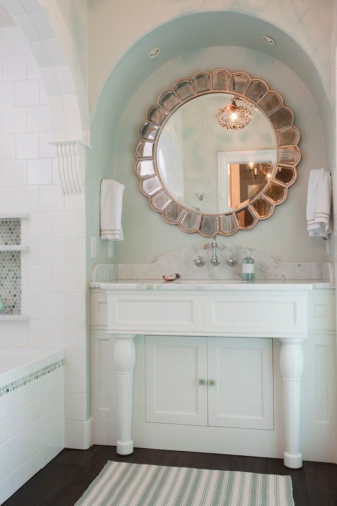 Klassisches Badezimmer mit Schrankfronten im Shaker-Stil, weißen Schränken, farbigen Fliesen, weißen Fliesen, blauer Wandfarbe und dunklem Holzboden in Sonstige
