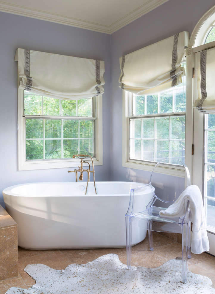 На фото: главная ванная комната среднего размера в стиле неоклассика (современная классика) с отдельно стоящей ванной, фиолетовыми стенами, полом из терракотовой плитки и бежевым полом