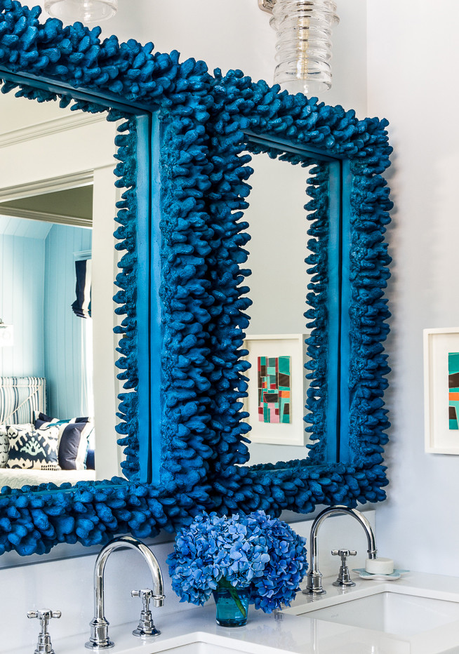 Mittelgroßes Maritimes Badezimmer mit Unterbauwaschbecken, verzierten Schränken, blauen Schränken, Marmor-Waschbecken/Waschtisch, Doppeldusche, blauen Fliesen, Mosaikfliesen, weißer Wandfarbe und Mosaik-Bodenfliesen in Boston