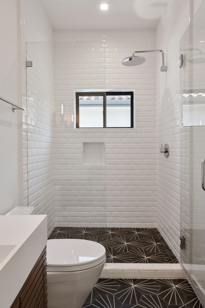 Idéer för ett mellanstort modernt vit badrum, med släta luckor, skåp i mellenmörkt trä, en dusch i en alkov, en toalettstol med separat cisternkåpa, vit kakel, porslinskakel, vita väggar, cementgolv, ett integrerad handfat, bänkskiva i kvarts, svart golv och dusch med gångjärnsdörr