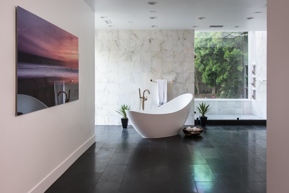 Стильный дизайн: большая главная ванная комната в стиле модернизм с отдельно стоящей ванной, душем в нише, серой плиткой, белой плиткой, мраморной плиткой, белыми стенами, полом из сланца, черным полом и душем с распашными дверями - последний тренд