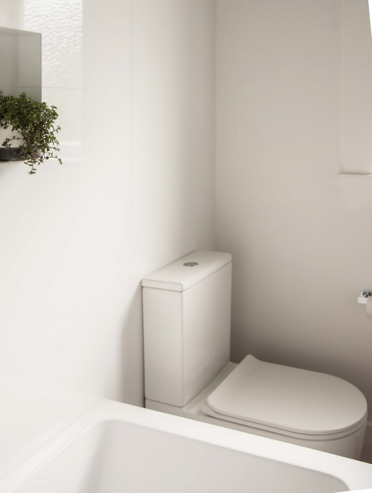 Esempio di una piccola stanza da bagno minimalista
