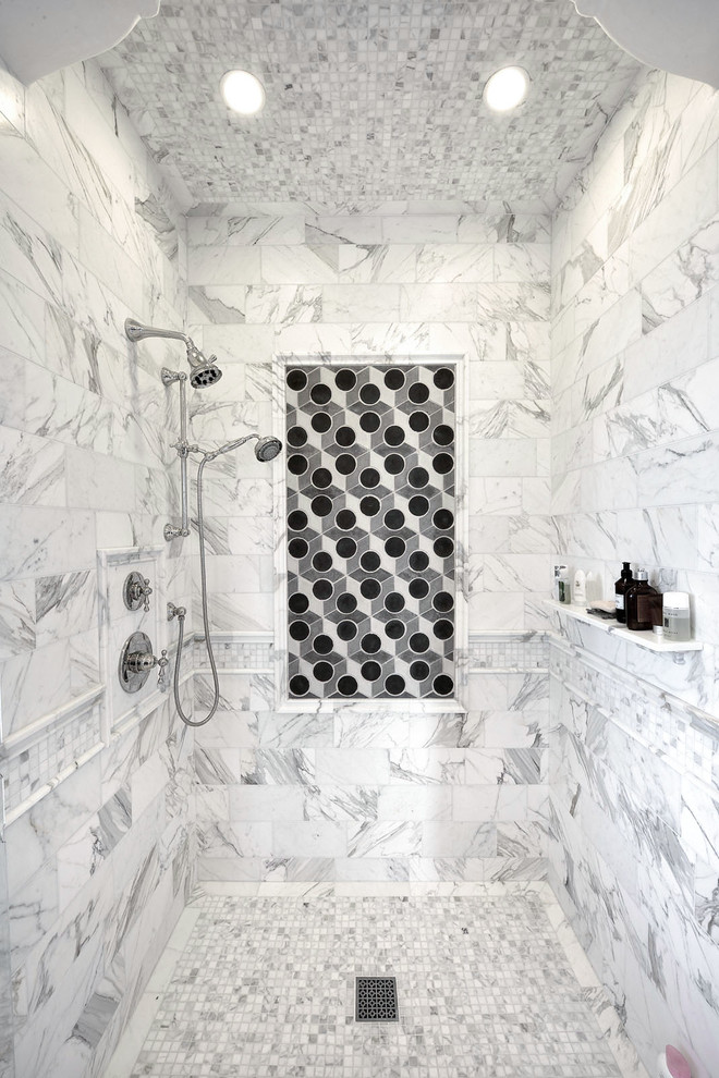 Medelhavsstil inredning av ett badrum, med en dusch i en alkov, vit kakel och mosaikgolv